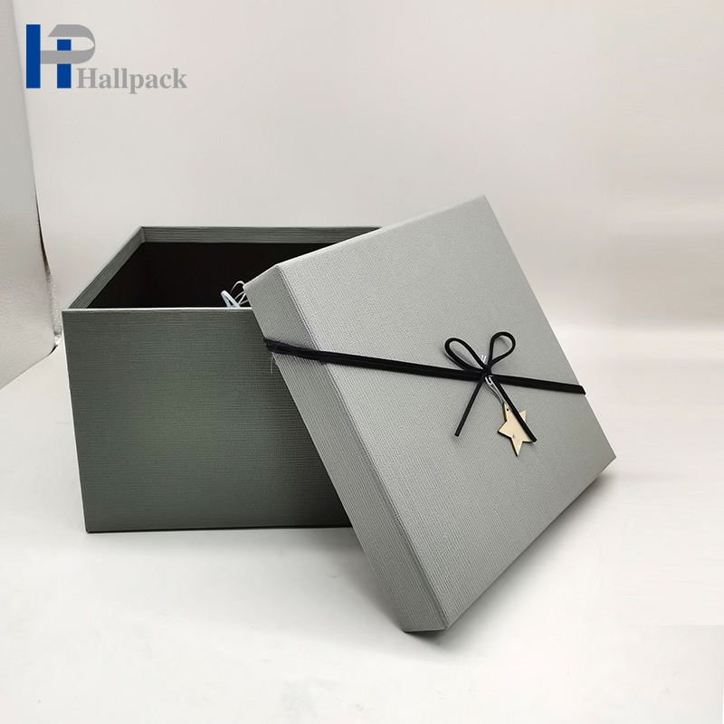 Caixa luxuosa feita sob encomenda do cartão cinzento que empacota a caixa de papel com fita