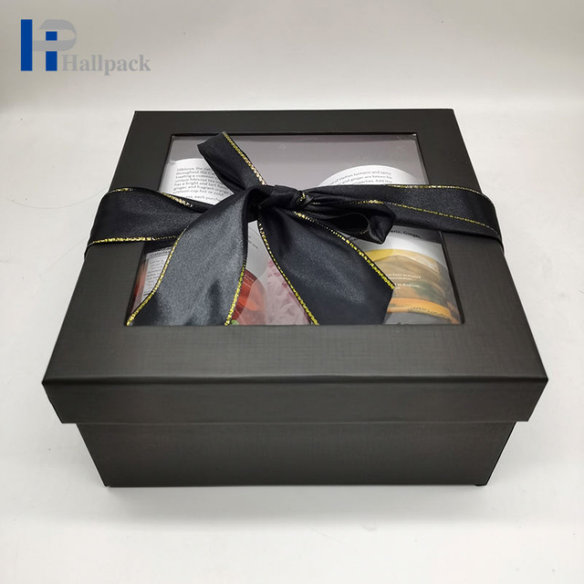 O cartão preto luxuoso veste a caixa de presente de papel com a tampa transparente do animal de estimação