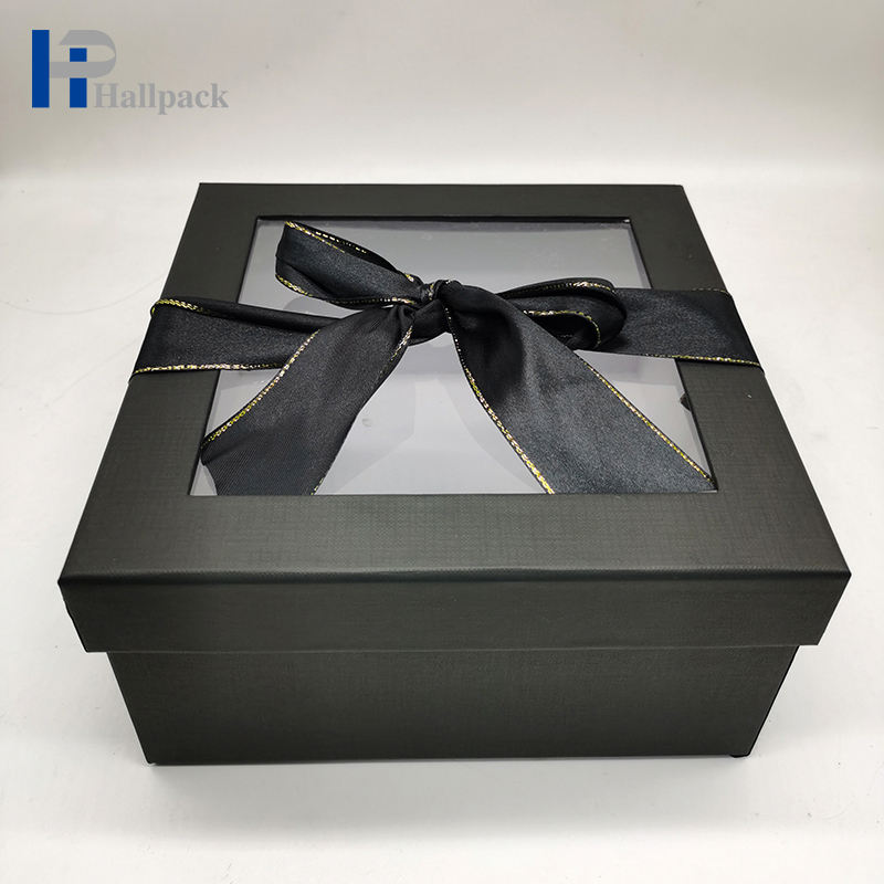 O cartão preto luxuoso veste a caixa de presente de papel com a tampa transparente do animal de estimação