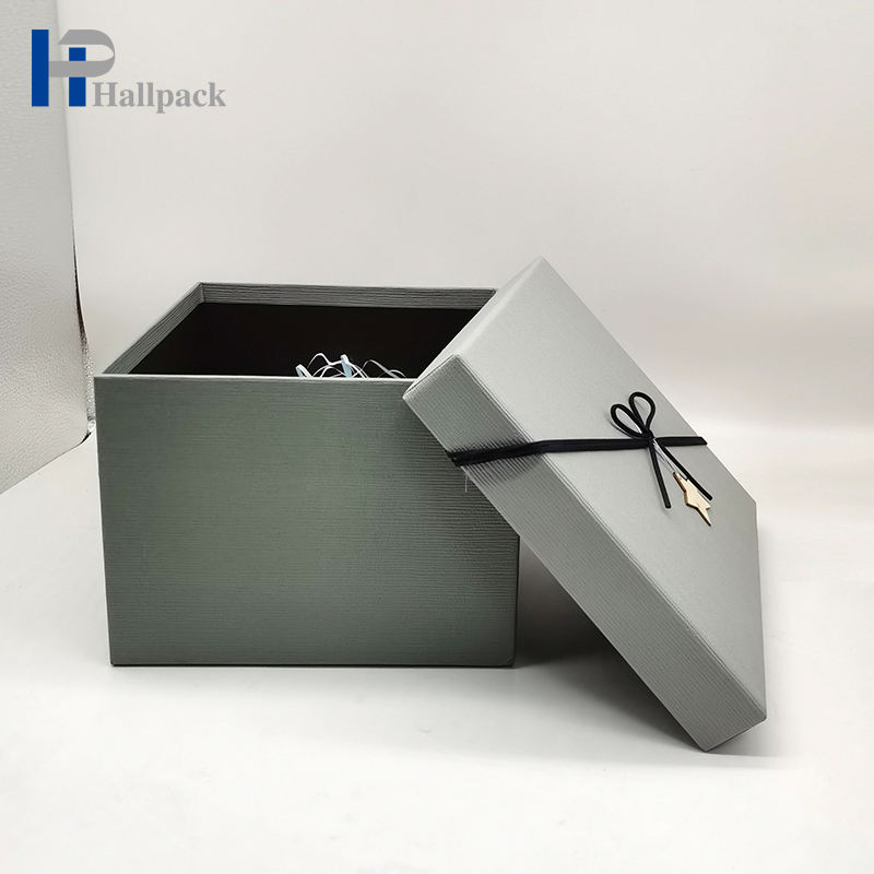 Caixa luxuosa feita sob encomenda do cartão cinzento que empacota a caixa de papel com fita